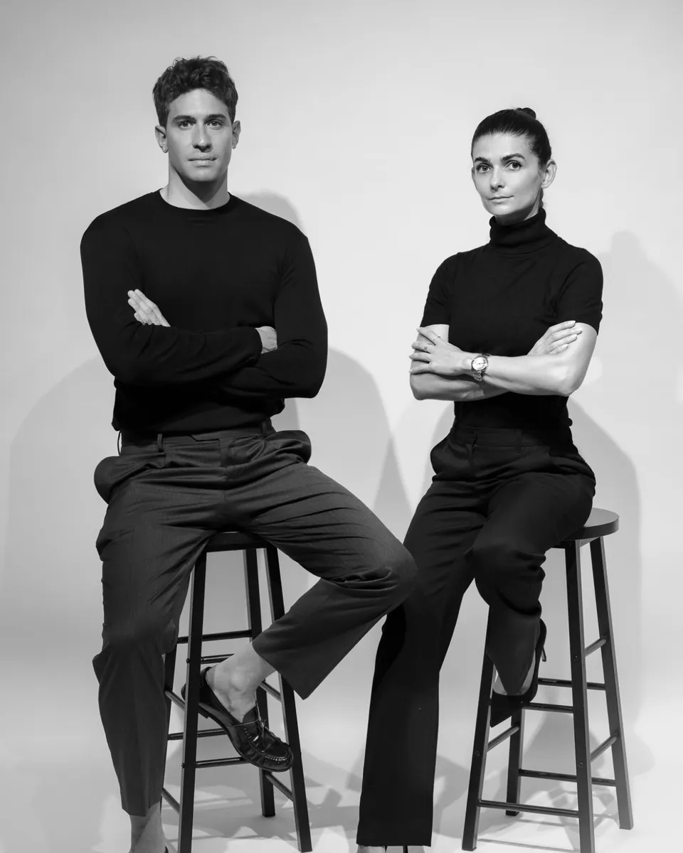 Hugues Lourmieres et Vanessa Nobrega, l'équipe de TROIE Studio, en noir et blanc